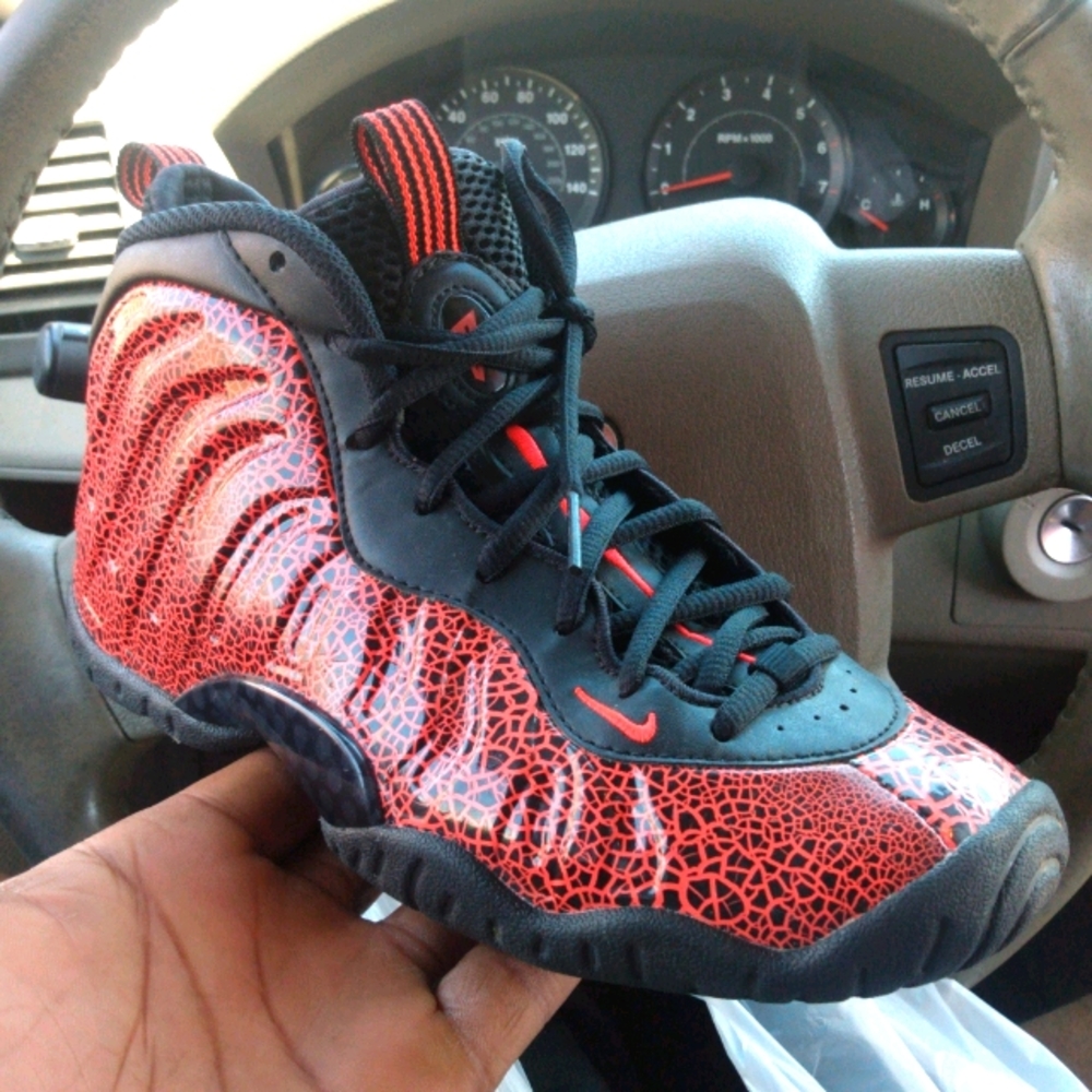 NIKE AIR Foamposite Cracked Lava